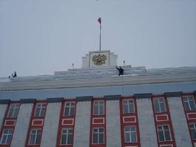 Наши работники выполняют очистку крыши от снега